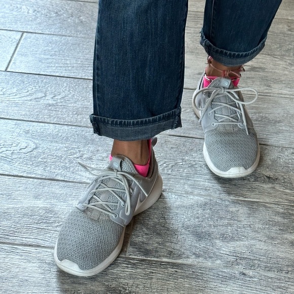 Grey women’s Nikes 6.5 - Picture 8 of 9